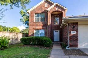 Cozy 5BR Winter Escape Backyard Fun and BBQ Option